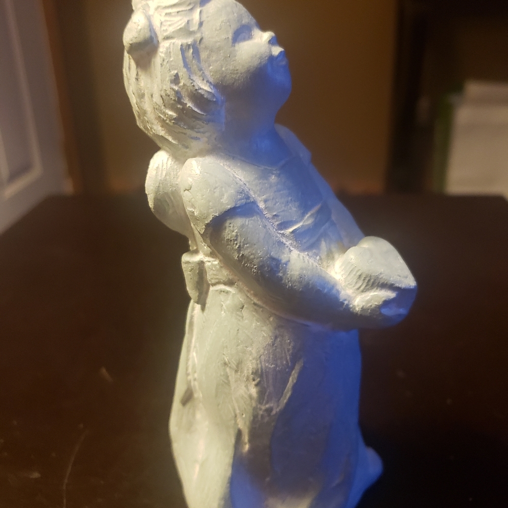 Isabell bloom angel holding heart